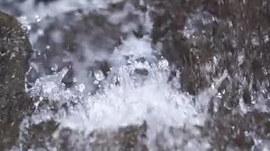 4k实拍山间水流溪流河流自然风光视频的预览图